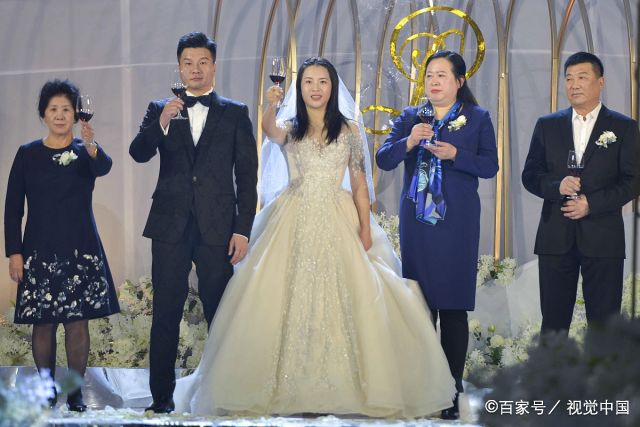 沈阳:李金羽同爱妻毕文晴举办婚礼 新婚燕尔场面温馨